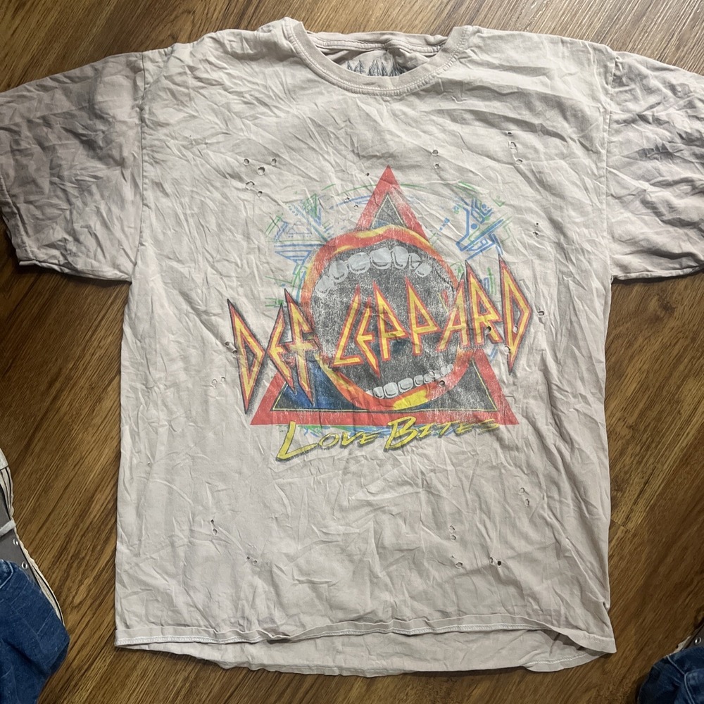 Goodie Two Sleeves Distressed Def‎ Leppard Band  Tee M/L